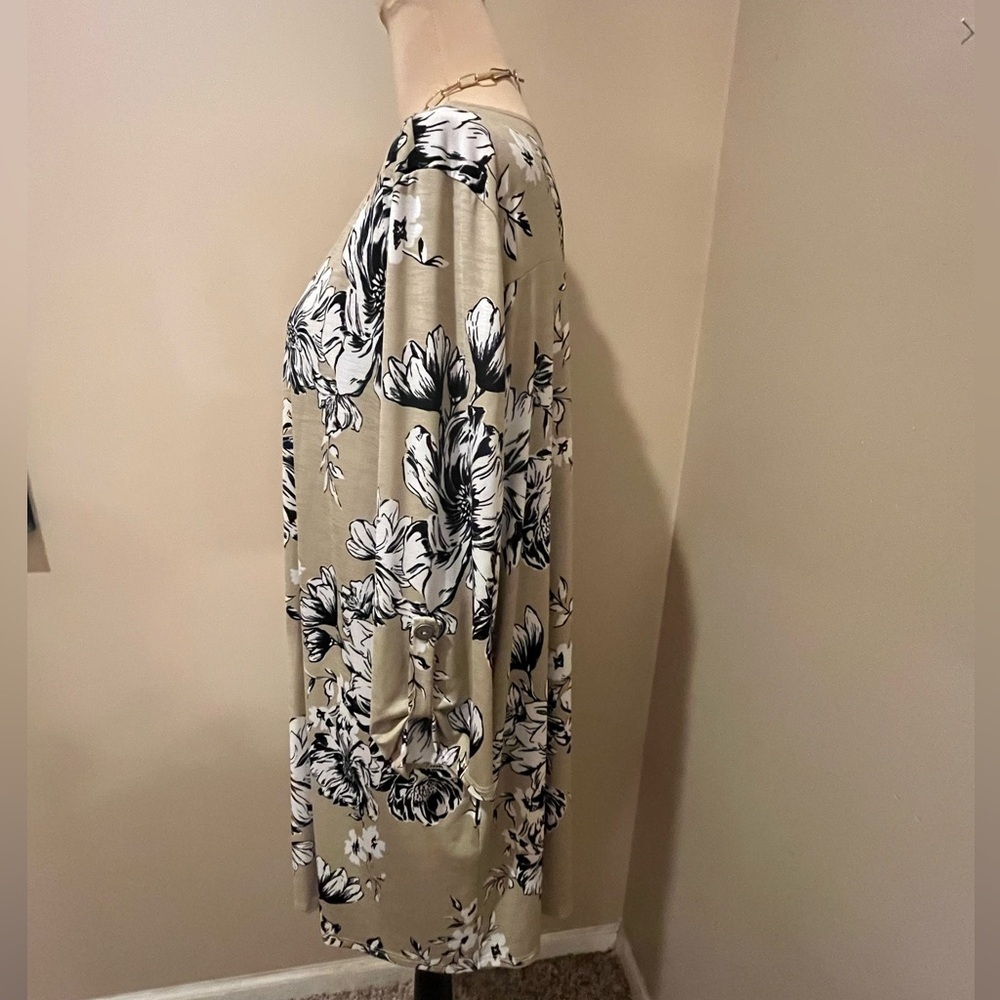 NWT Honeyme Tan, Black & White Floral Kimono Cardigan, size Medium - Picture 2 of 12